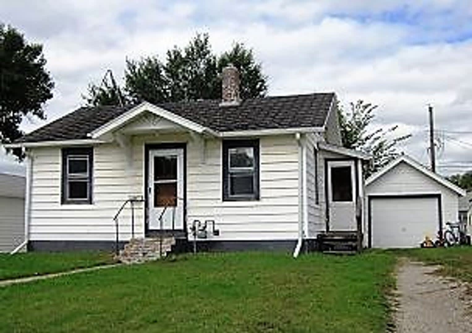 Cozy updated 2 Bedroom Single family home. – photo 1 of 8