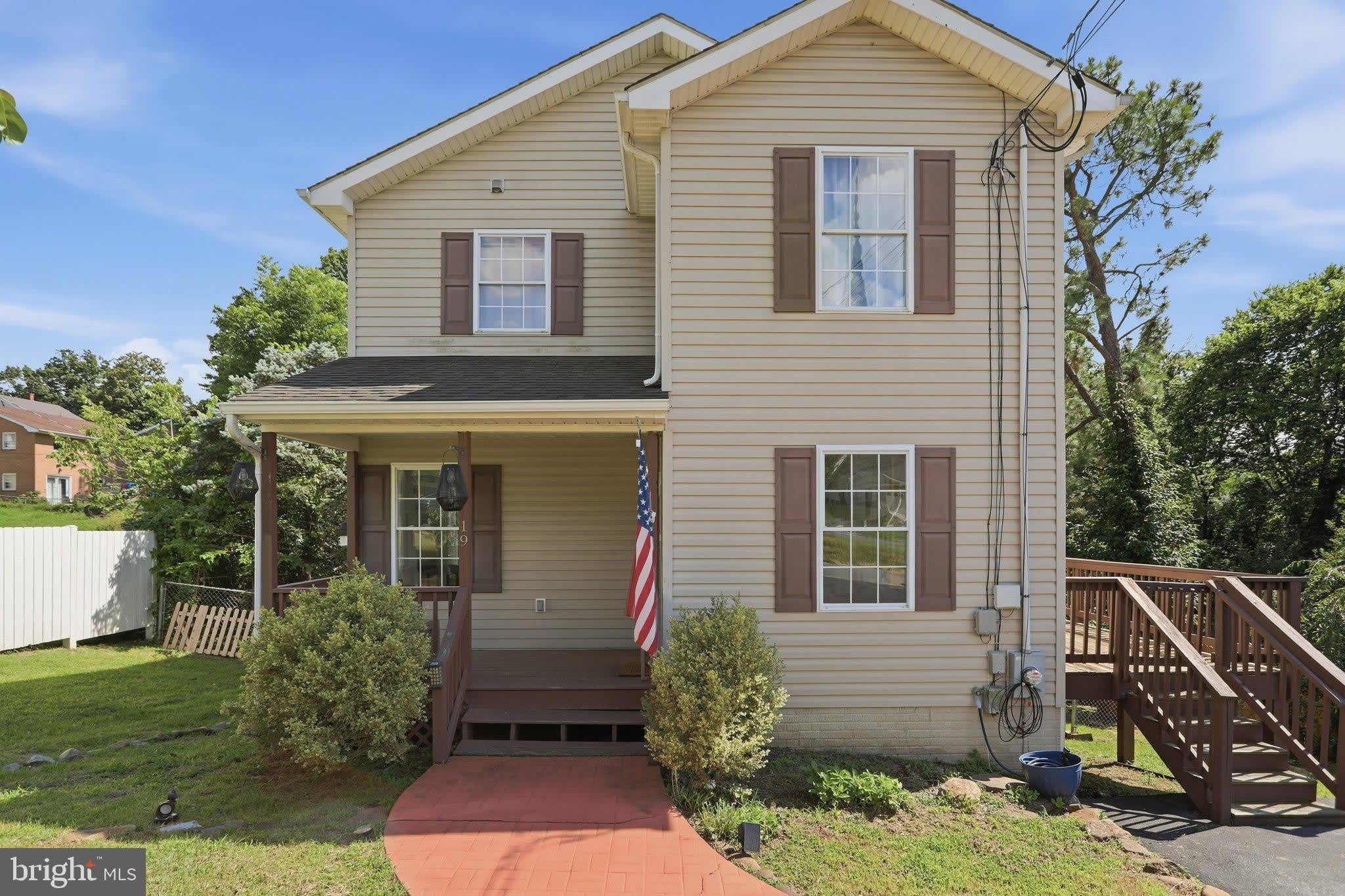 19 FAIRVIEW Avenue – photo 1 of 40