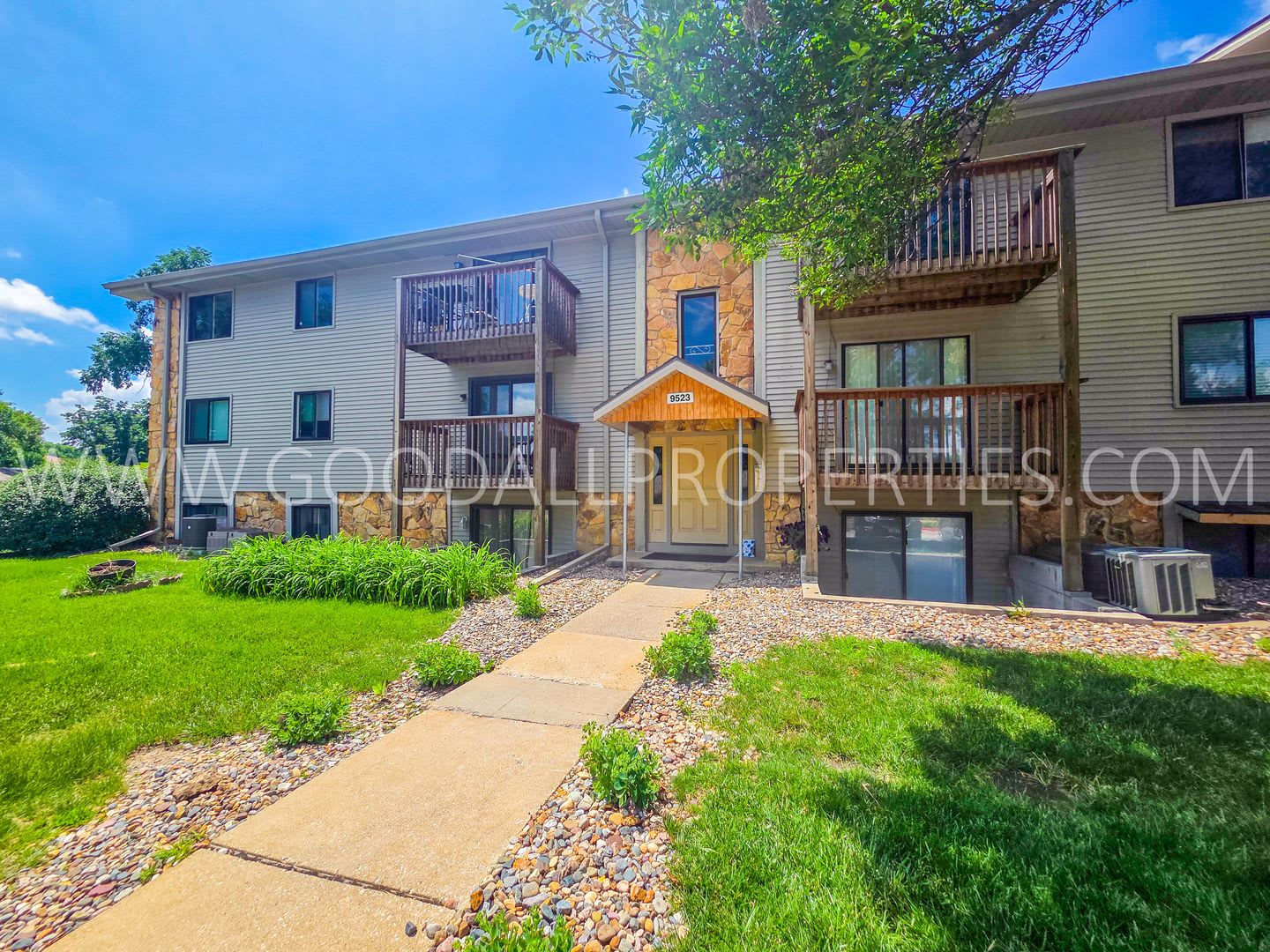 Short term lease available! 2 Bed, 2 Bath Condo with Pool Access in Clive – photo 1
