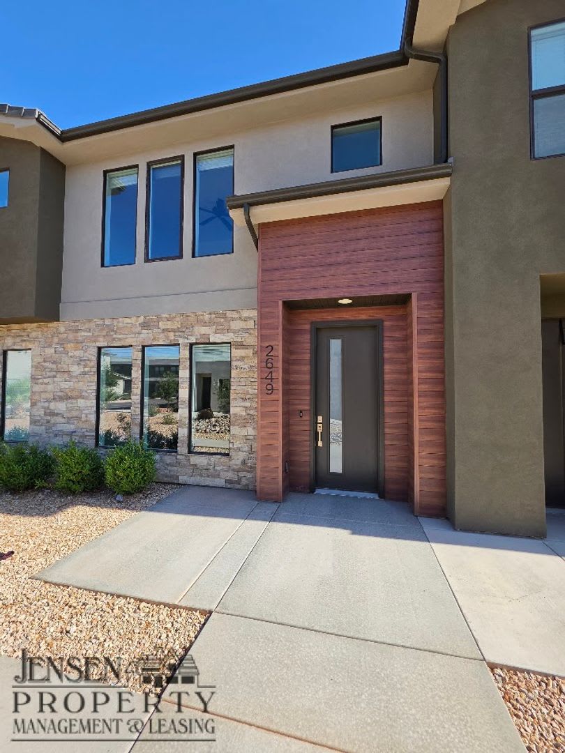 Newer Town Home in St. George- Lazy River & Community Pool – photo 1