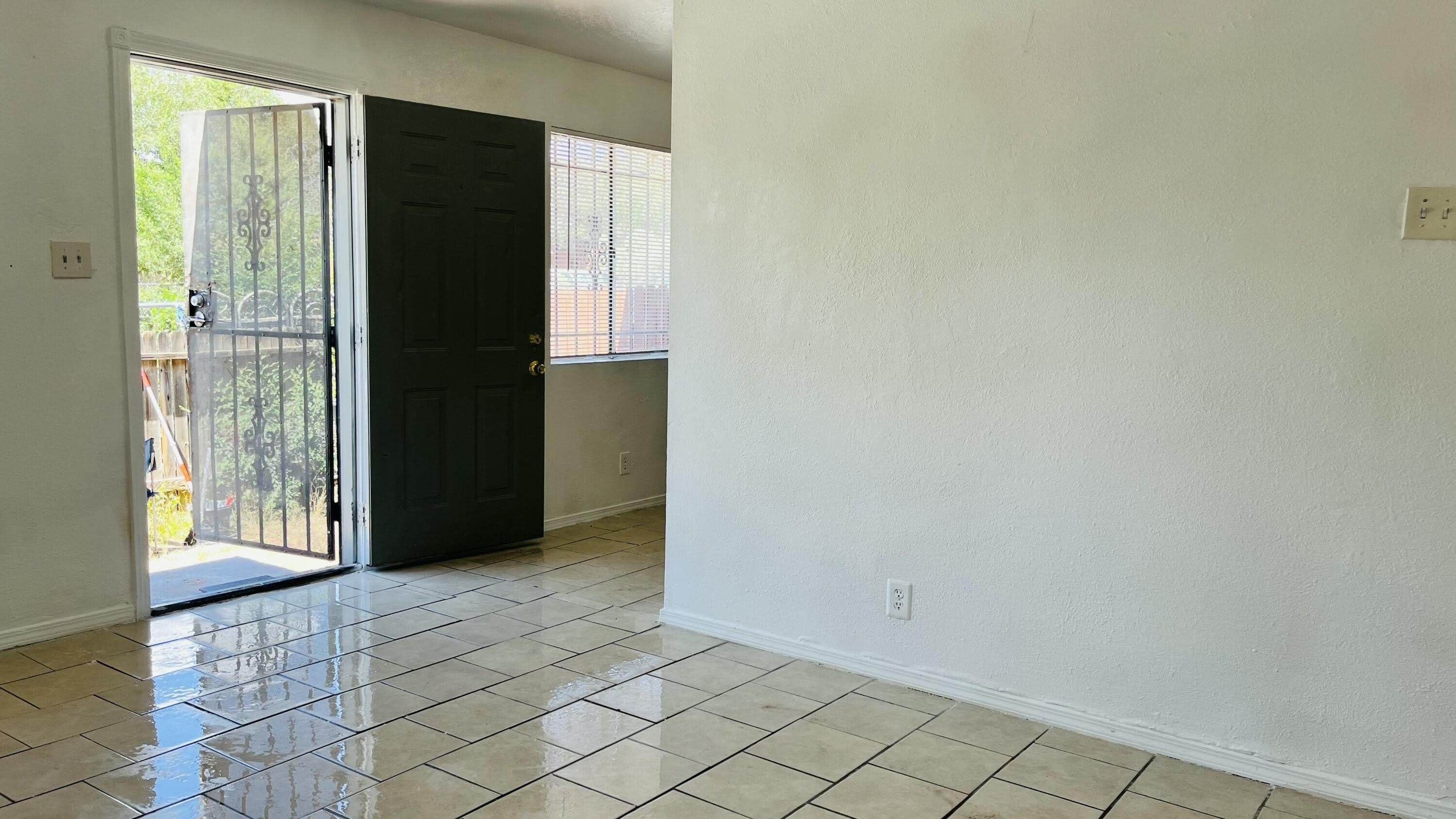 8200 Copper Avenue NE – photo 1