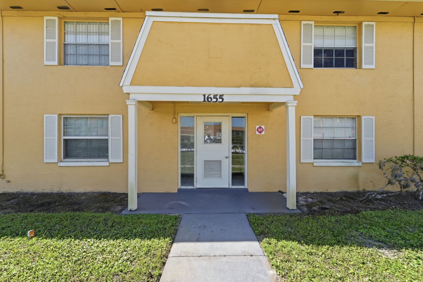 Modern &amp; Spacious 2-Bedroom Apartment in Serene Oakridge Orlando – photo 1 of 22