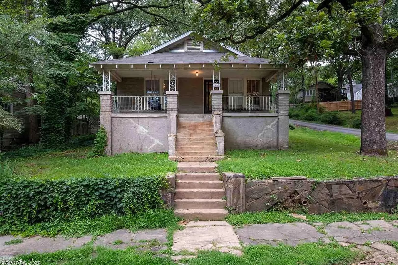 Adorable Hillcrest Bungalow with 3 bedrooms and 2 bathrooms. – photo 1