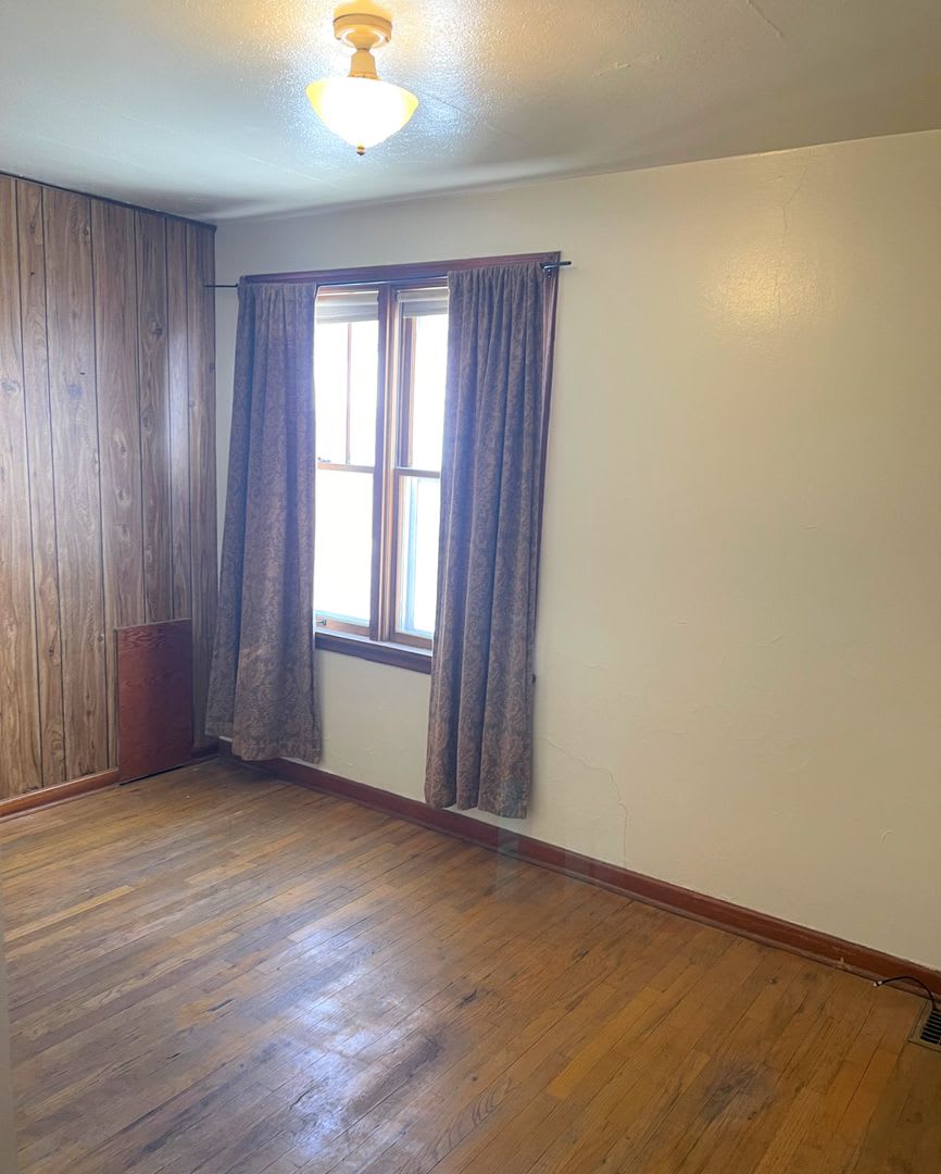 Charming 1 Bedroom 1 Bath Available Now! – photo 1 of 7