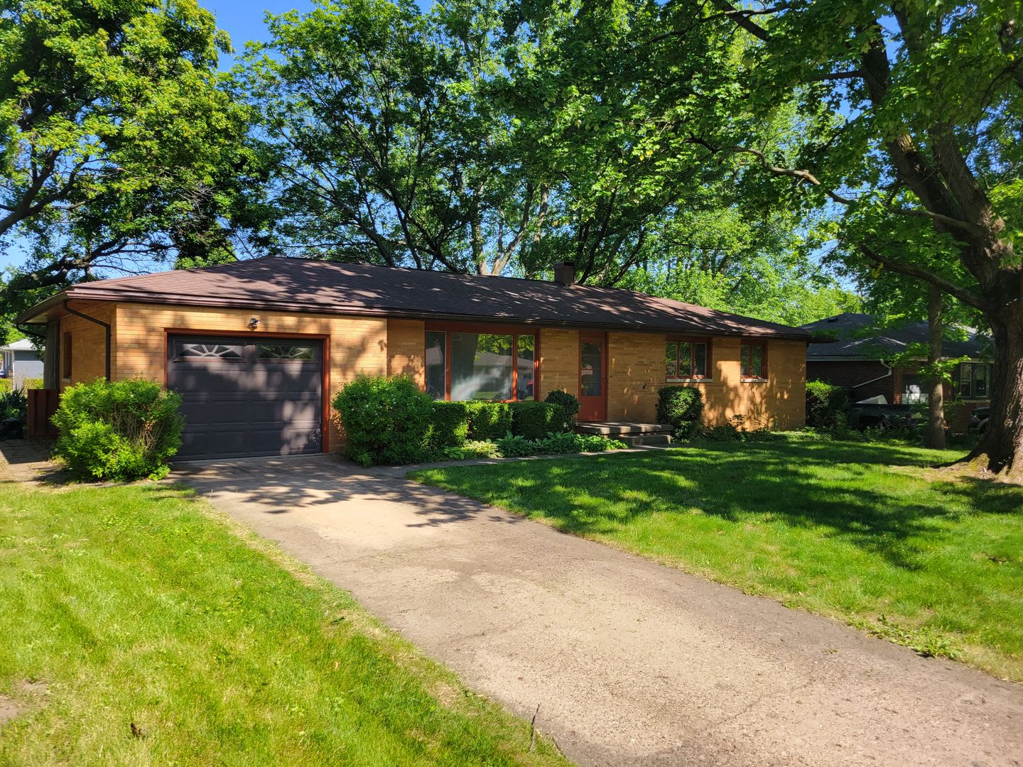 Spacious 3-Bedroom Home with Large Deck – photo 1
