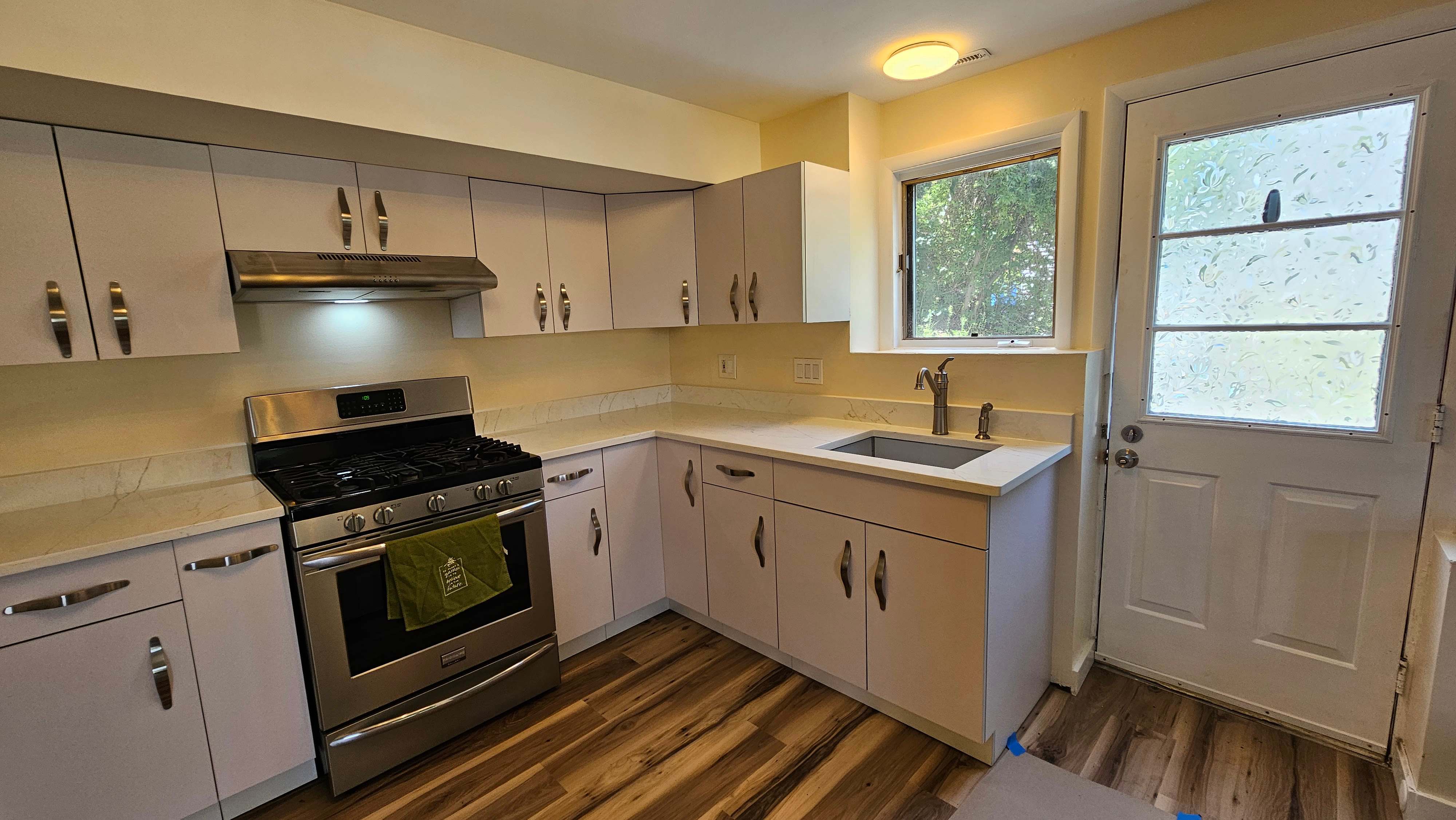 886 Howe Ave – photo 1 of 10