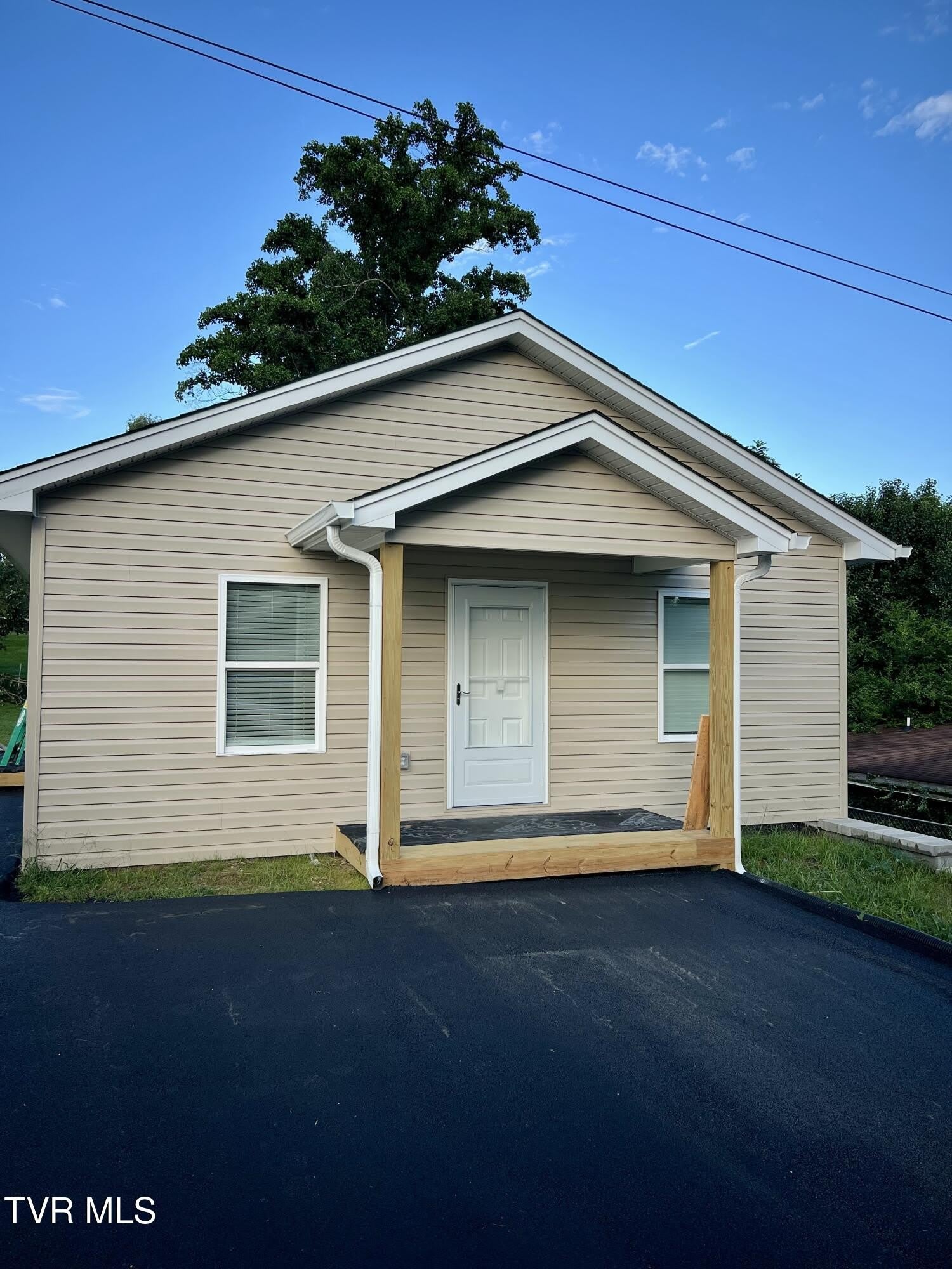 208 Hill Avenue – photo 1 of 8