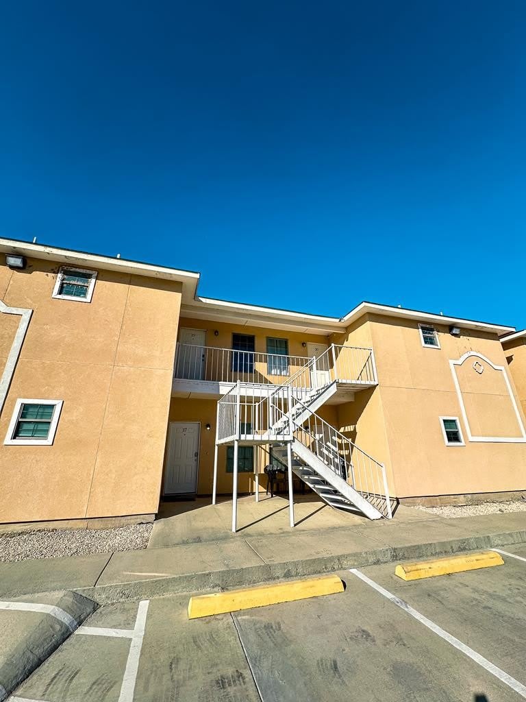 391 Riverside Dr – photo 1 of 10