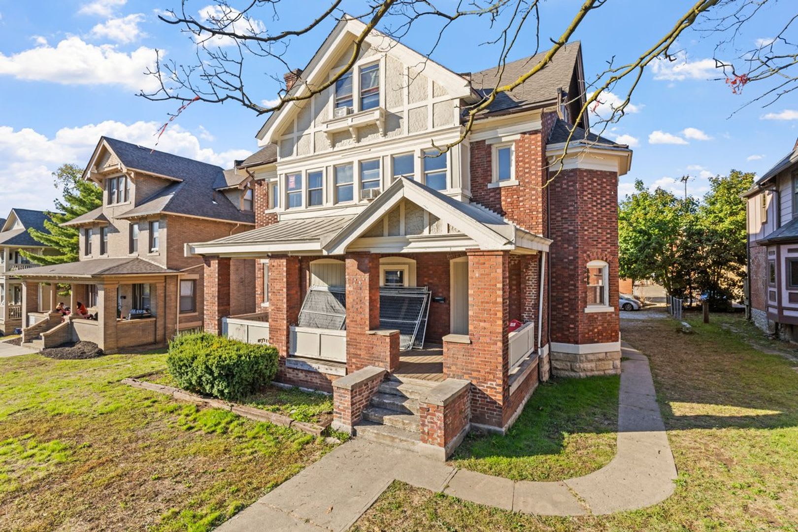 Massive 13-Bedroom House with huge Private Parking lot – Prime Campus Location! – photo 1