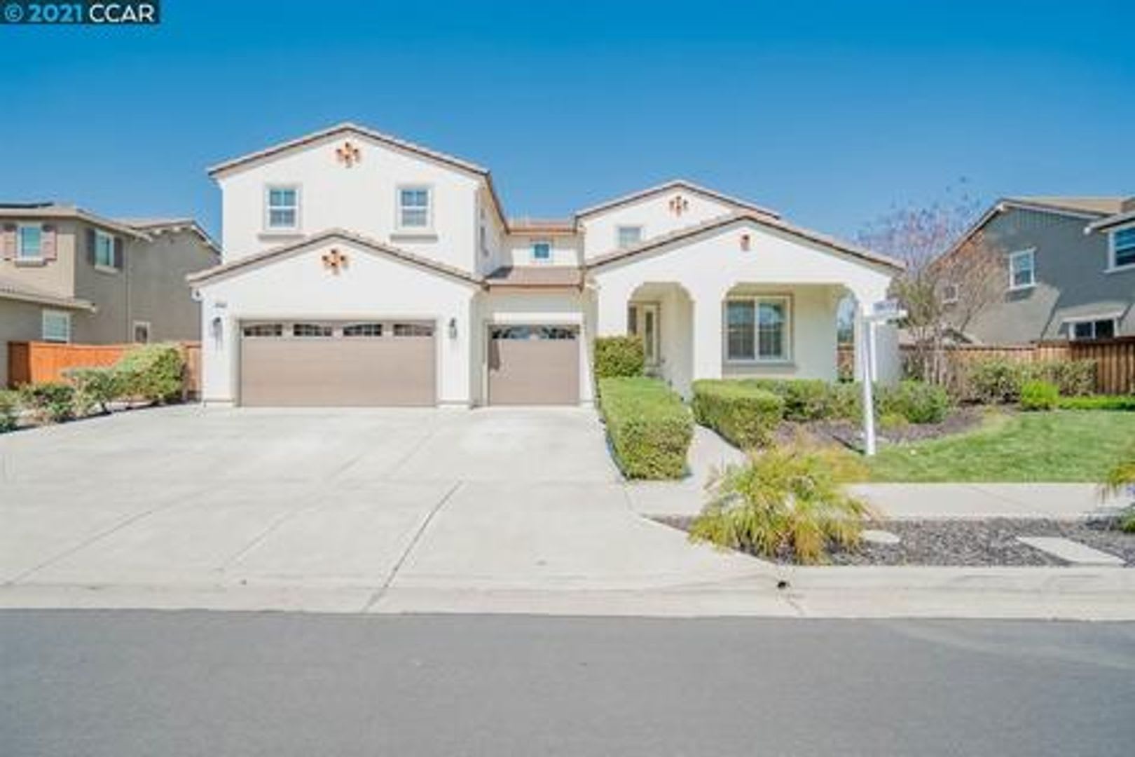 Privacy, Space & the Brentwood Lifestyle — Welcome to Carmel Estates – photo 1