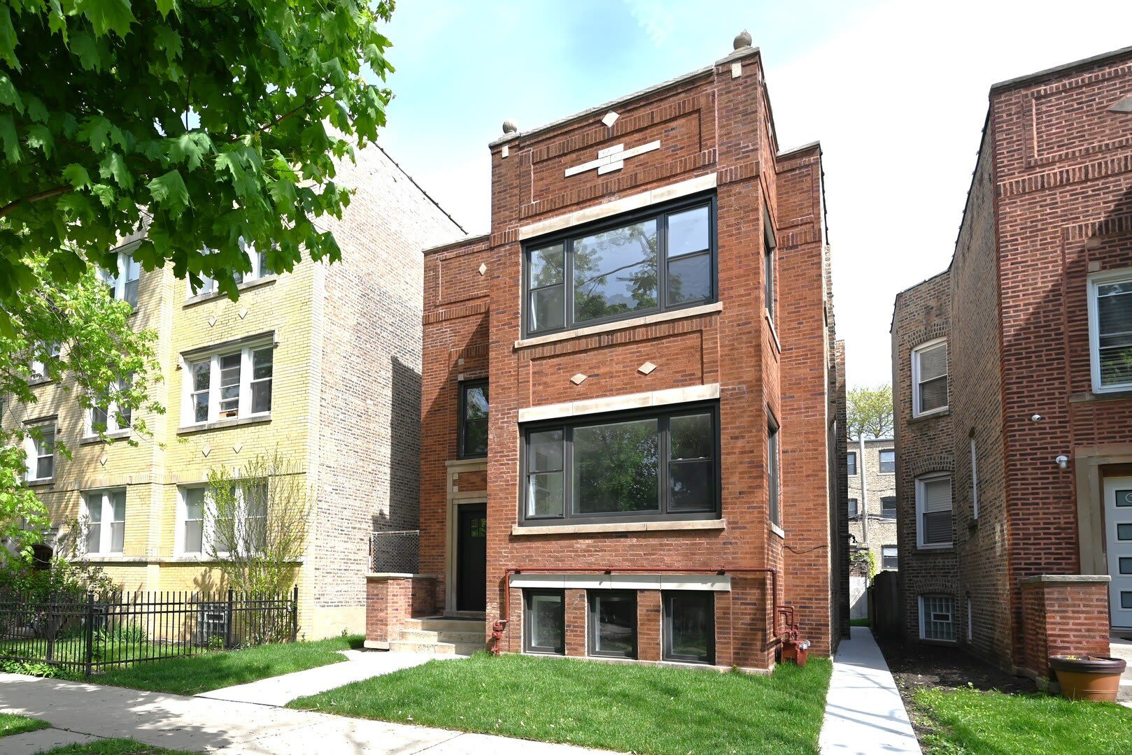 1630 W Thorndale Avenue – photo 1