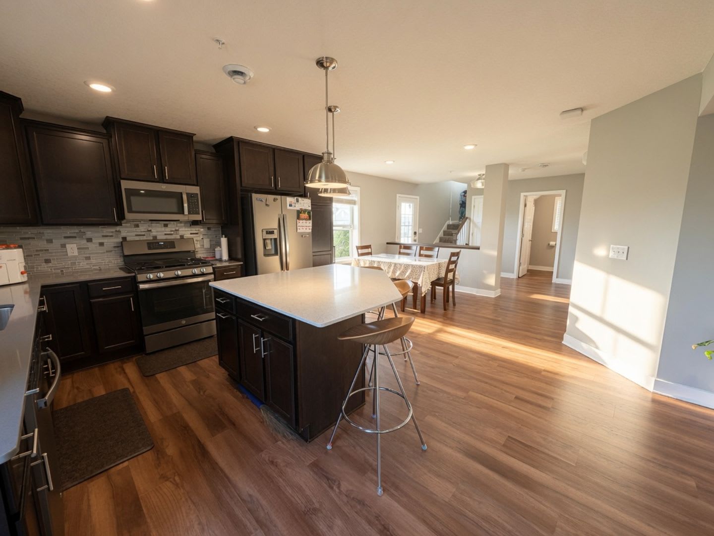 Pristine 3bed 3bath Townhome in Woodbury! – photo 1