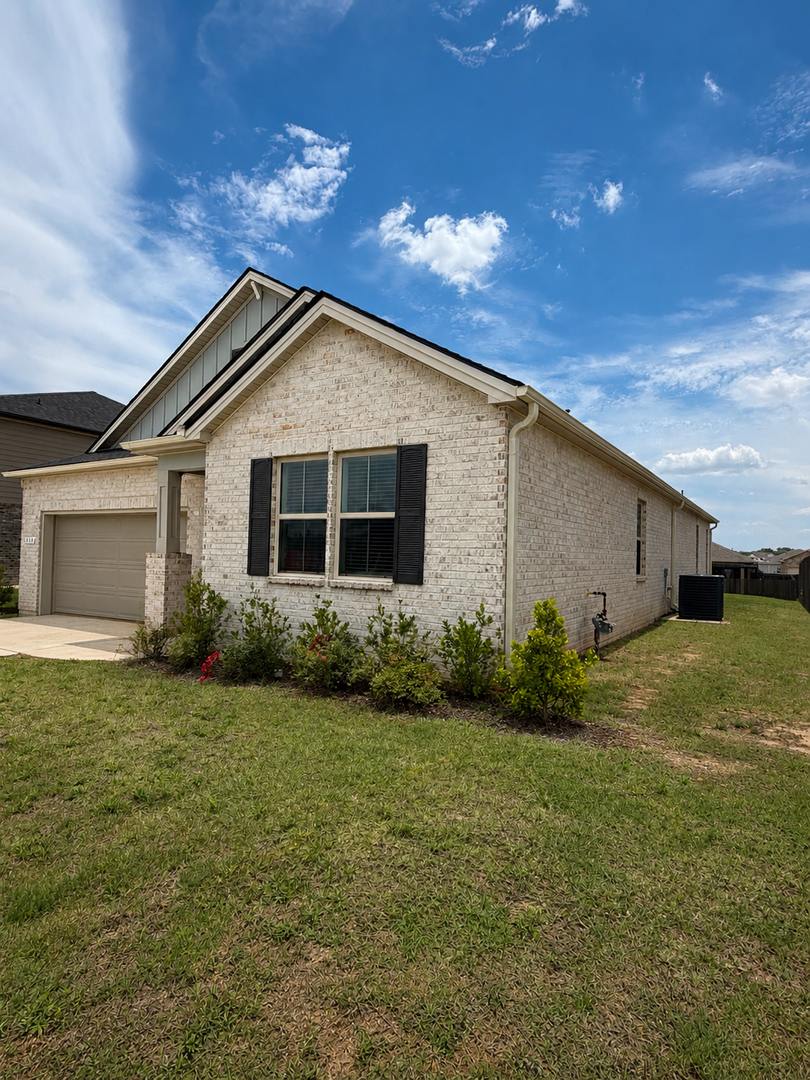 Beautiful 3 Bedroom Home In Grand Hollow With Resort Style Amenities – photo 1 of 44