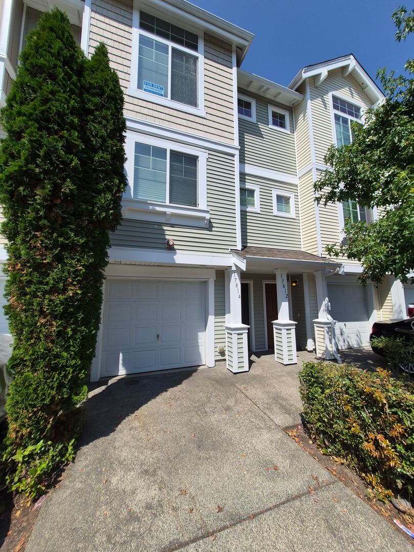 Beautiful 2BD/1.5BA Condo located in the Edgewater at South Hill **MOVE-IN SPECIAL** – photo 1 of 12