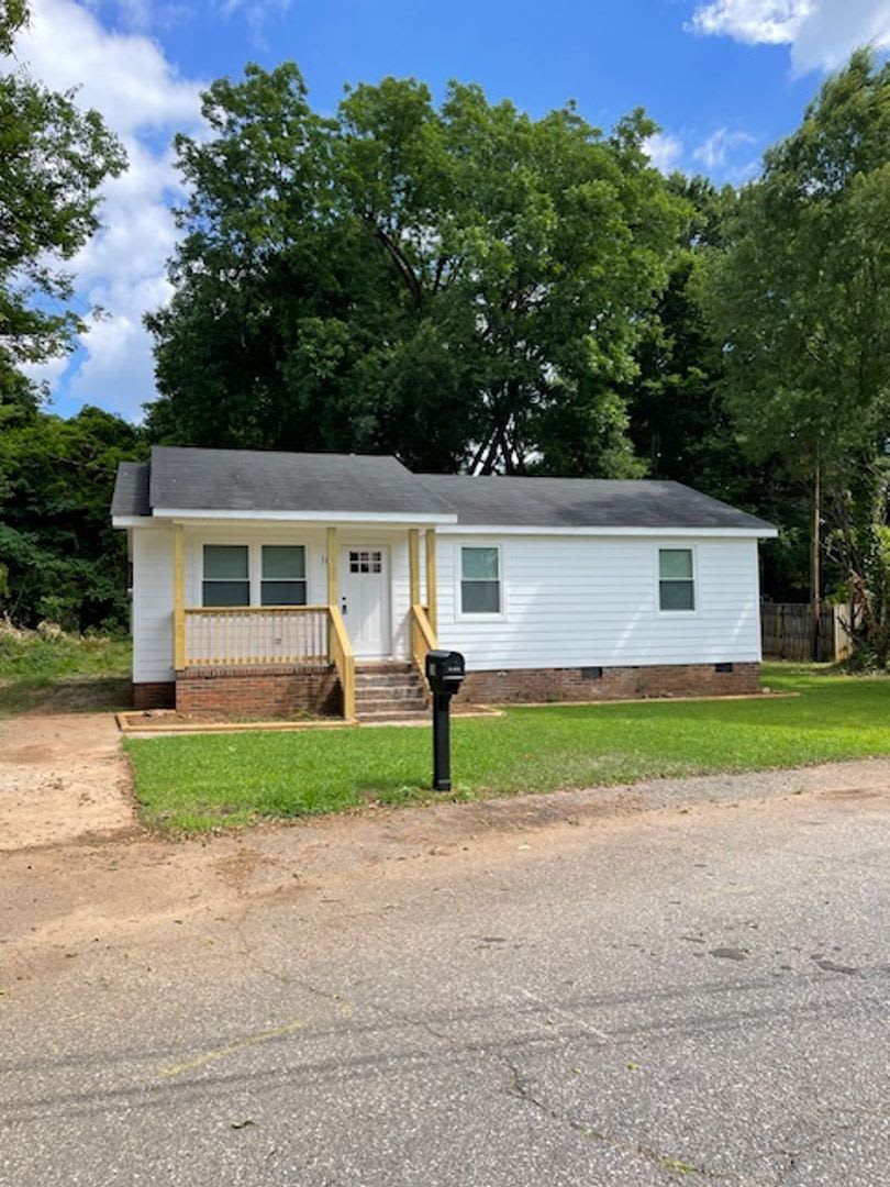 Charming 3 Br 2 Ba Bungalow Just Minutes From Downtown Greenville – photo 1