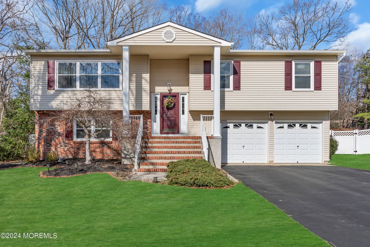 10 Mistletoe Ct – photo 1 of 8
