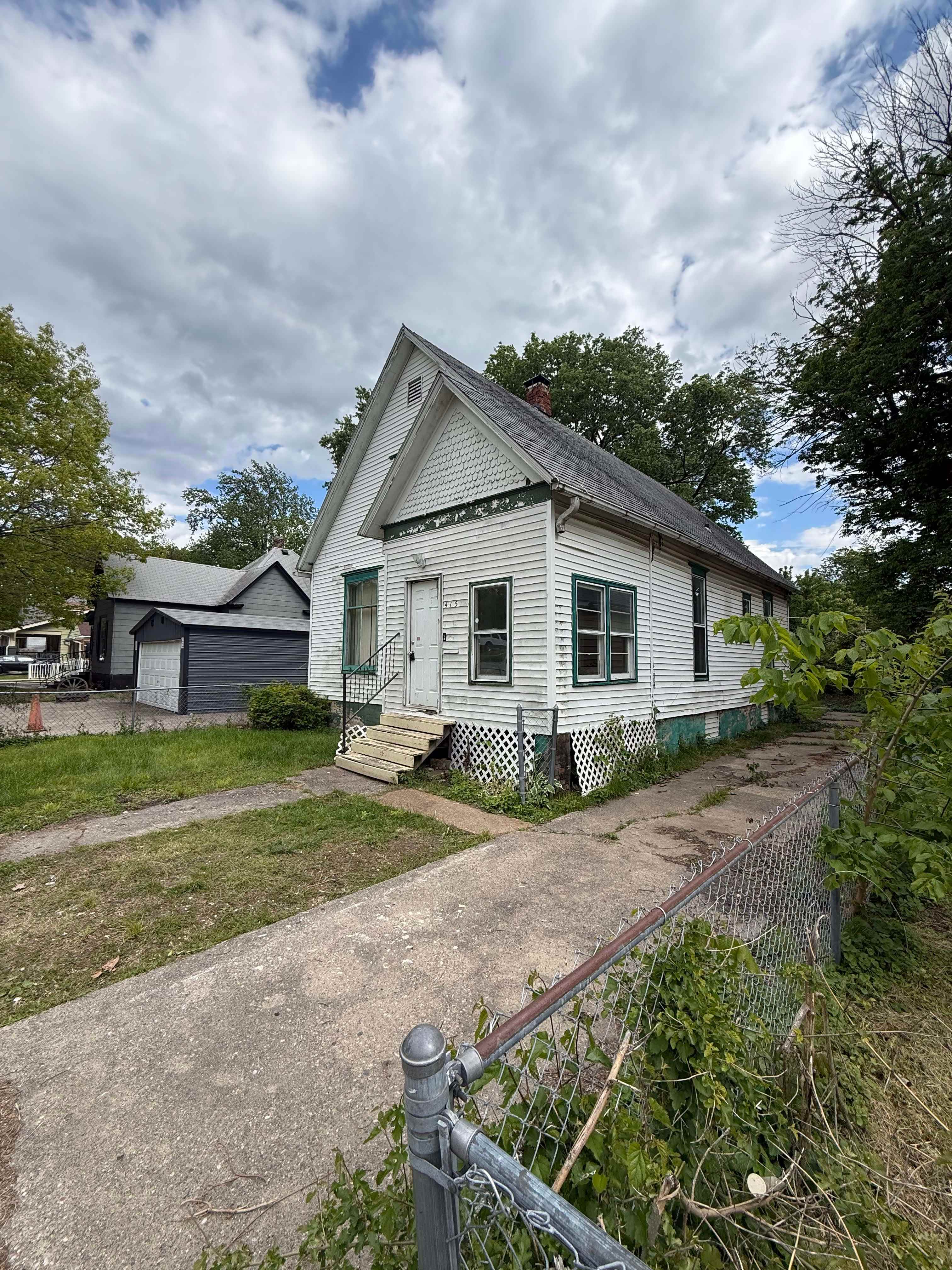415 E Division St – photo 1