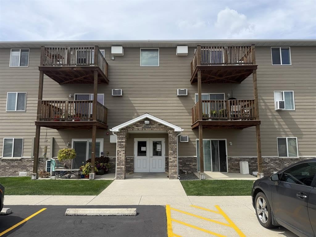 2844 Kent Ave – photo 1 of 12