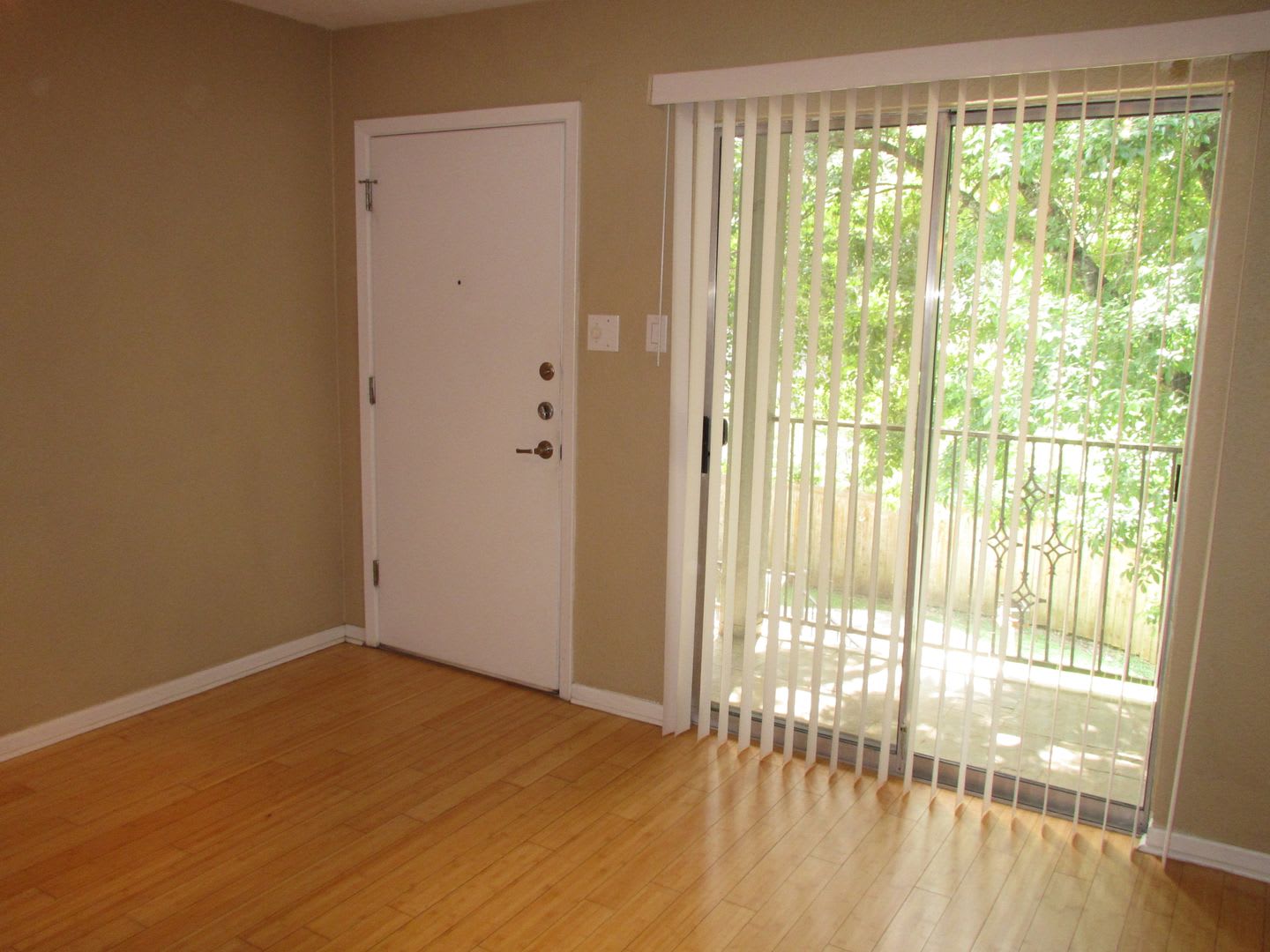 Adorable 1 Bedroom Apartment – photo 1