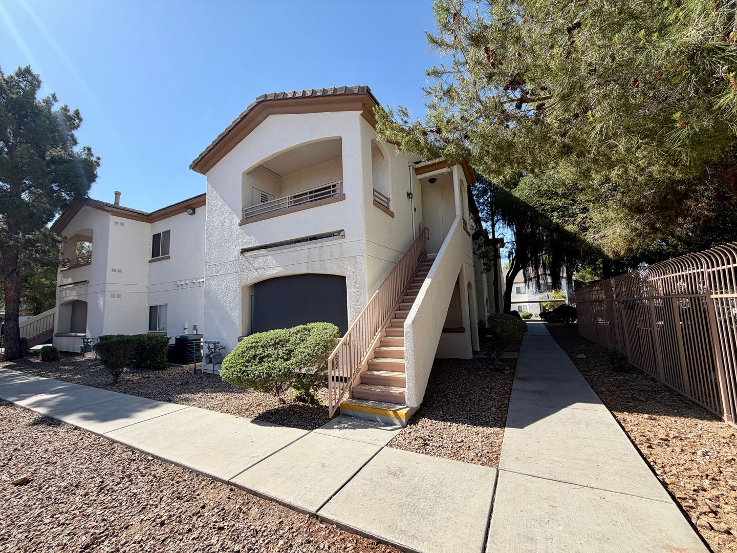 2 Bedroom Condo In Gated Se Location – photo 1