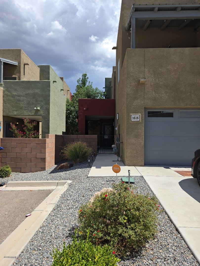 3 Bedroom, 2.5 Bathroom Home! Schedule a Showing! – photo 1