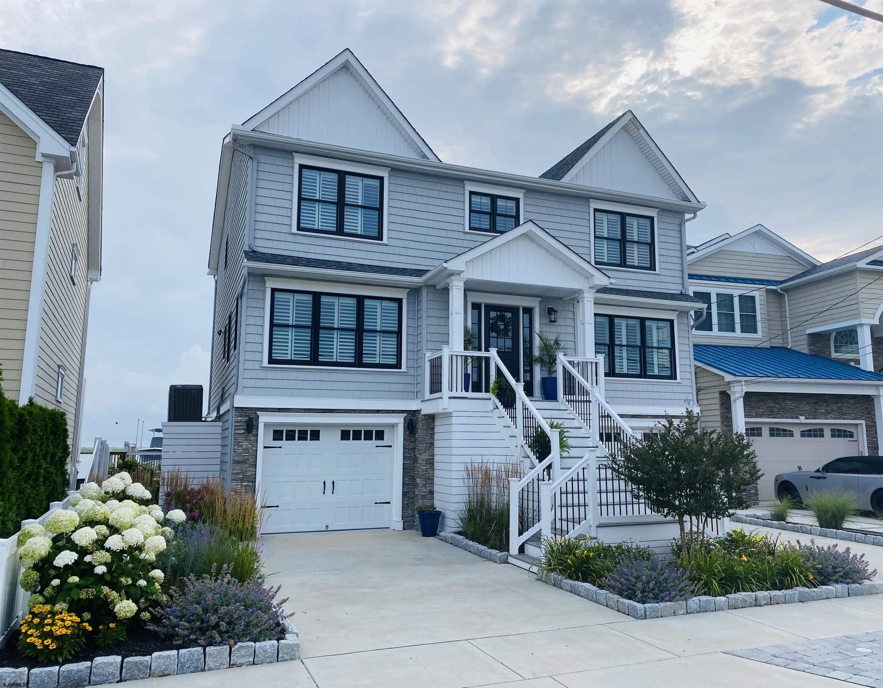 726 W Shore Dr – photo 1 of 40