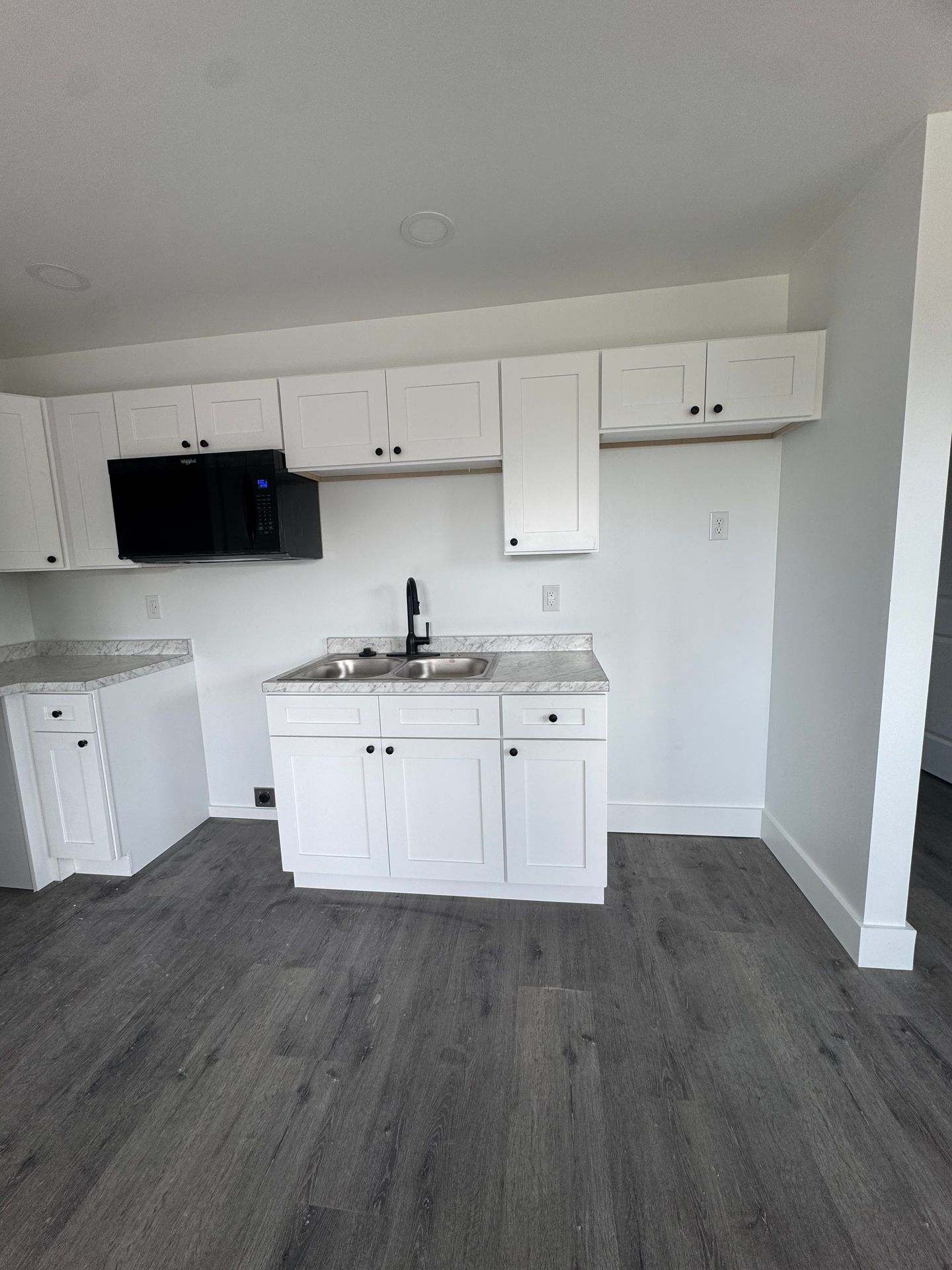 1 Bed, 1 Bath Apartment – photo 1 of 9