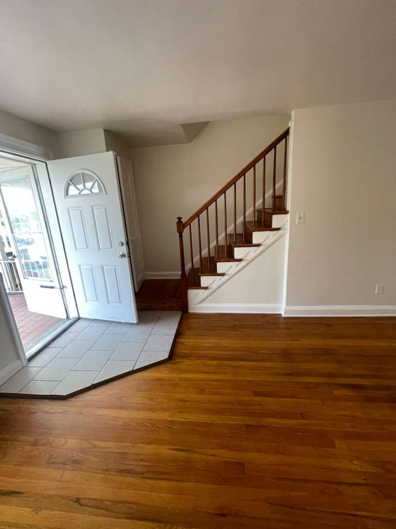 Recently Renovated Three Bed One And A Half Bath Ready For A New Tenant! – photo 1