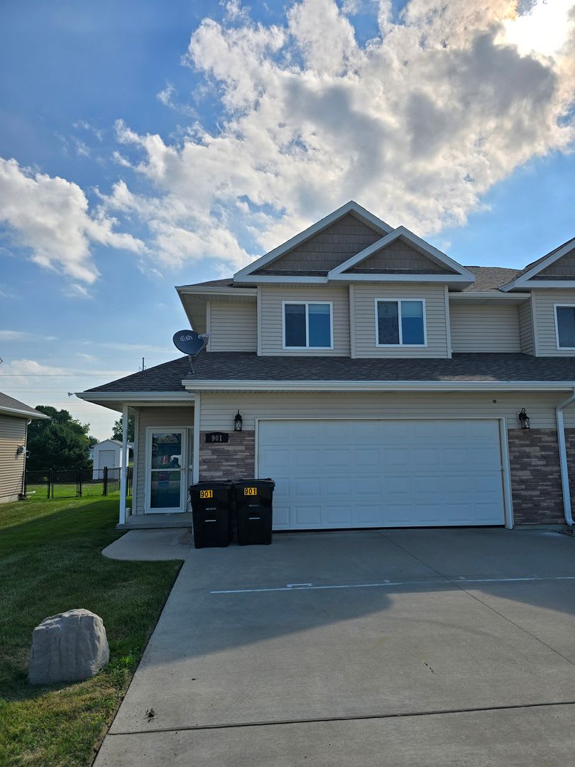 2700 3 Bed 2 5 Bath Townhome In Sergeant Bluff – photo 1 of 24