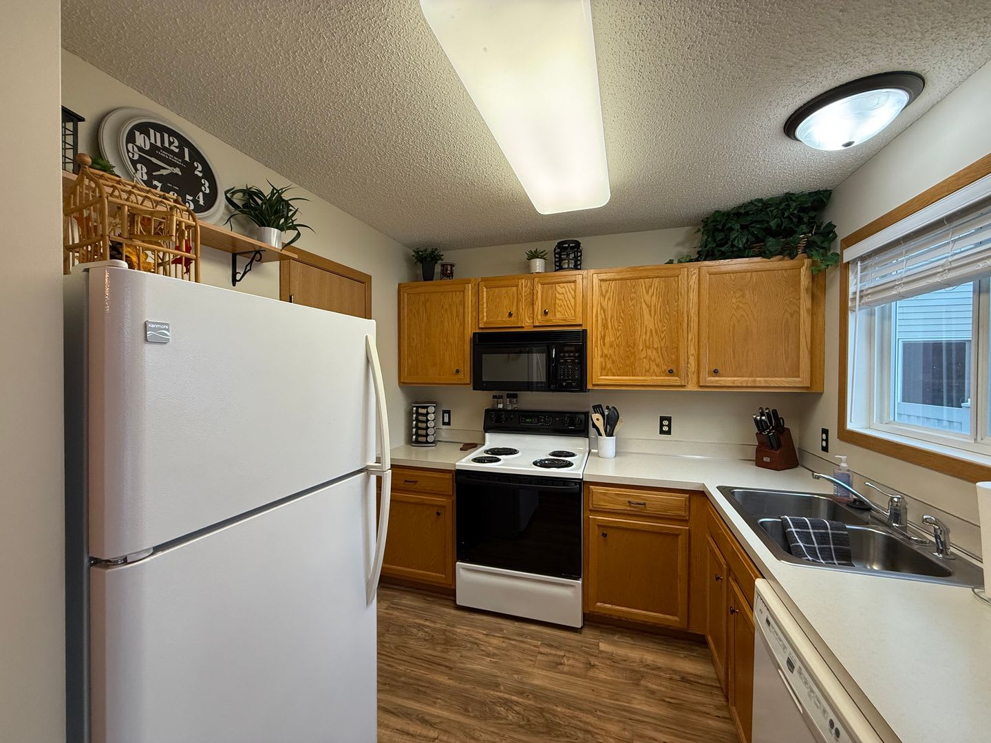 2 Bed Apple Valley Townhome Available NOW! – photo 1