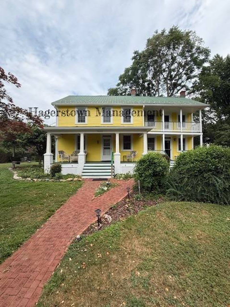 3 Bedroom Home Fully Furnished in Picturesque Appalachian Mountain Setting – photo 1 of 19
