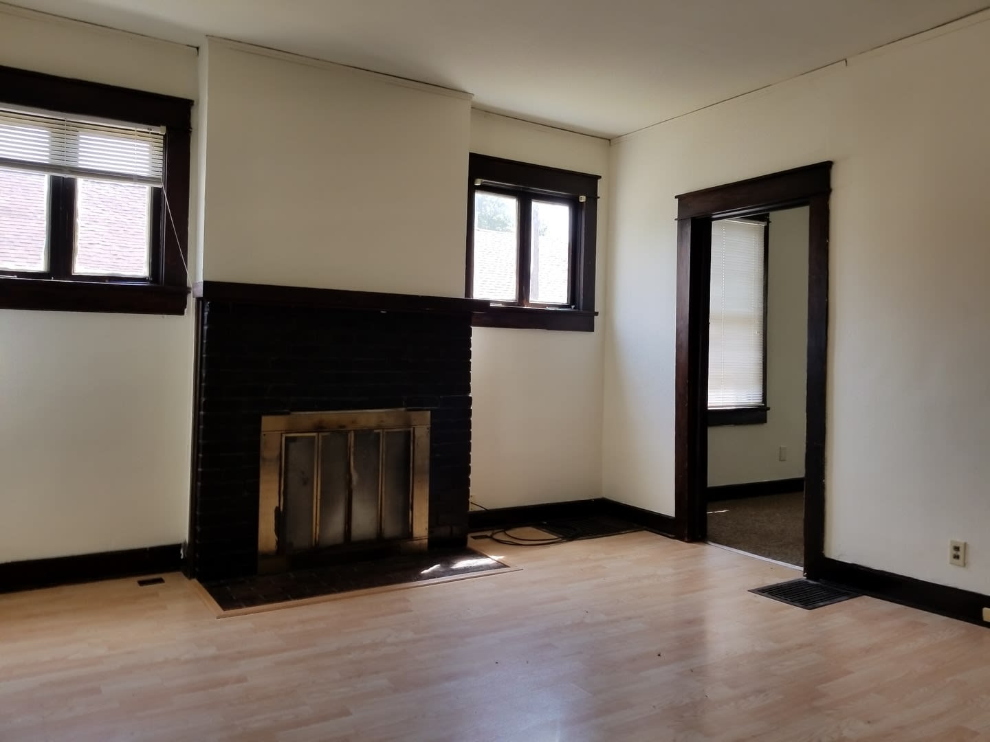 August 2027 5 Bed 3 Bath House Downtown – photo 1