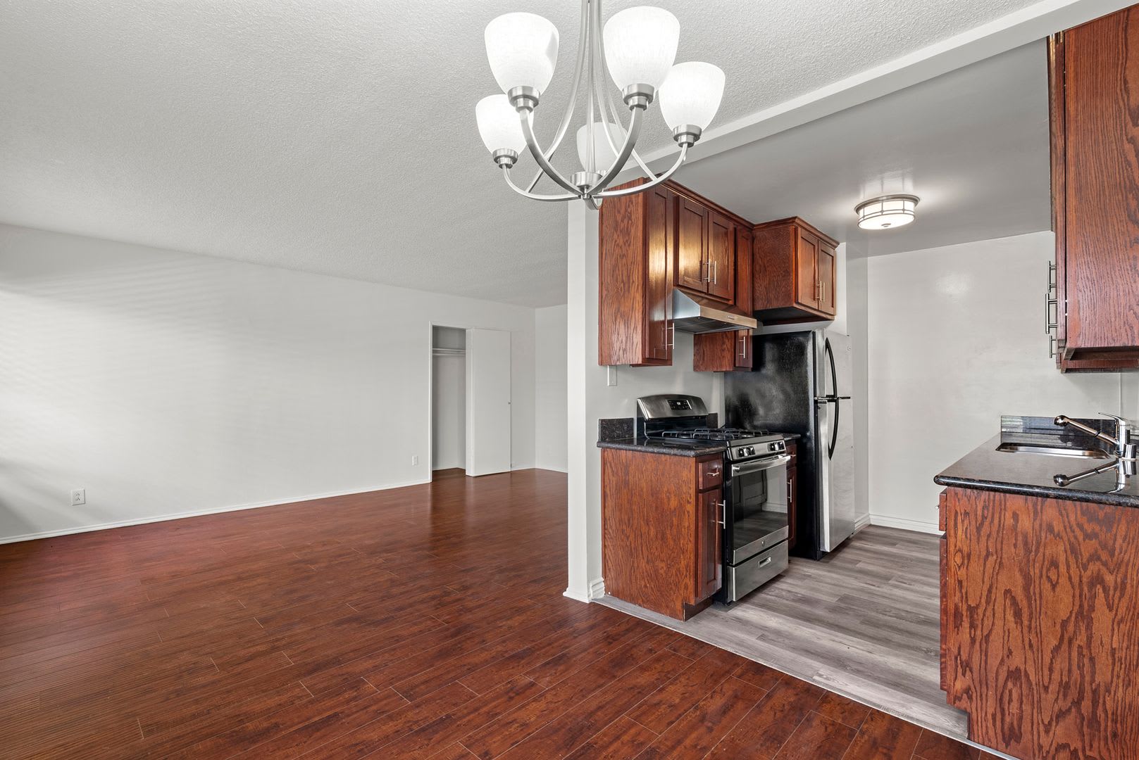 Spacious 2-Bedroom Near Beverly Hills – *** 1 Month Free! *** – photo 1