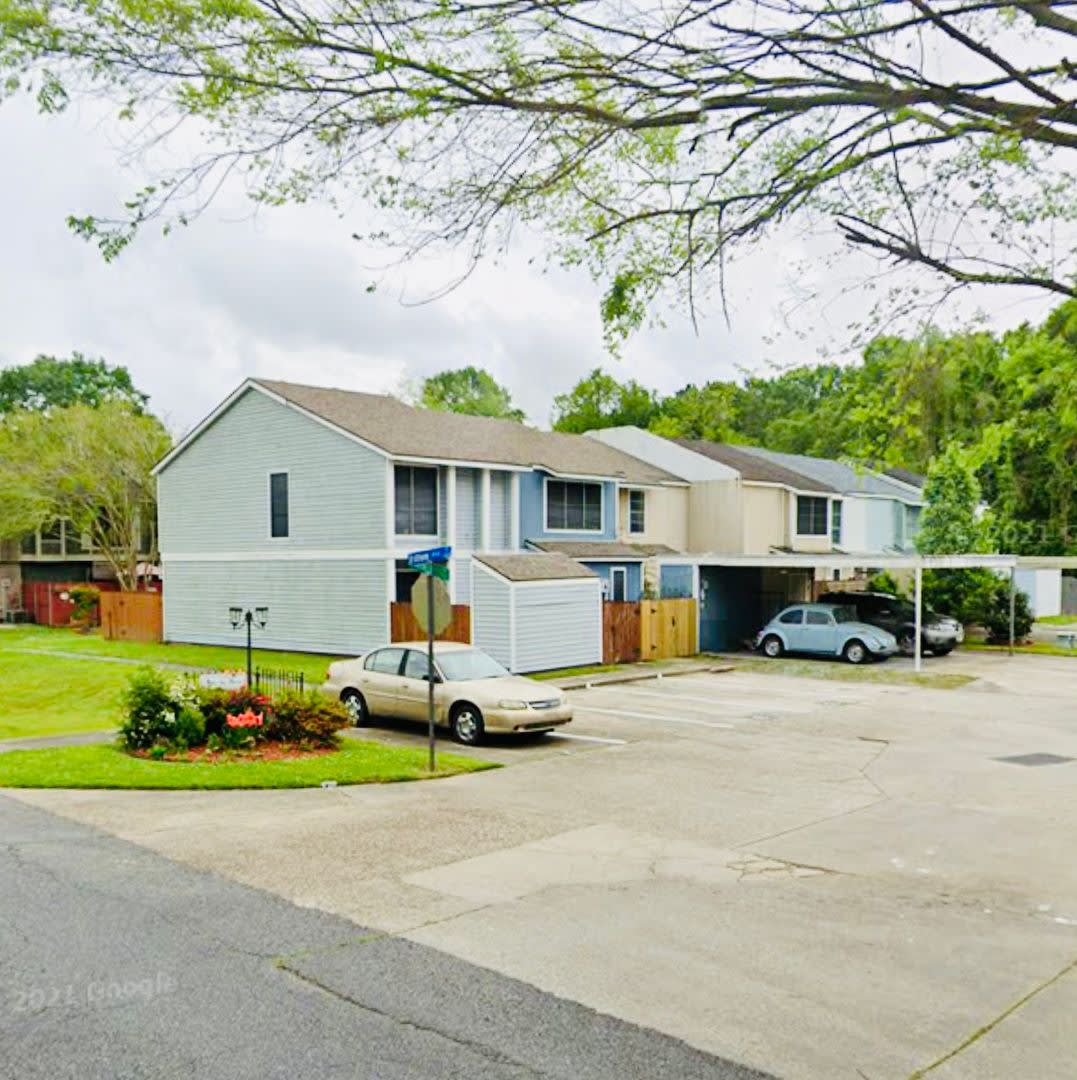 3 bed/1.5 bath townhome right off of I-49 – photo 1