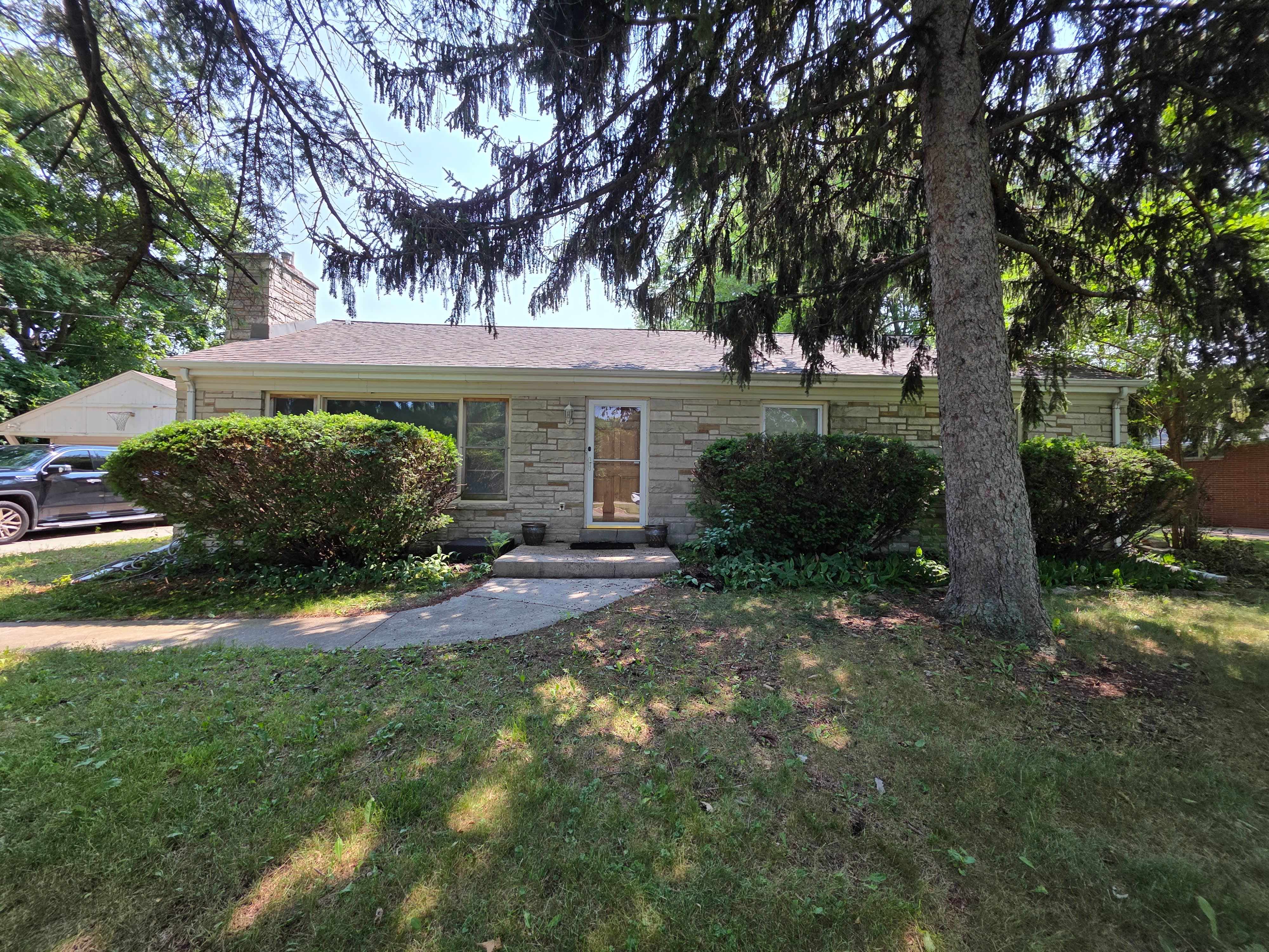 1725 W Mequon Rd – photo 1 of 13