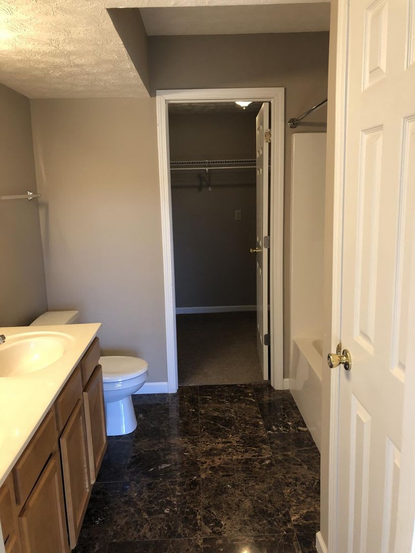 Beautiful townhouse, 3 master-bedrooms, with one on main level. All new kitchen appliances. – photo 1