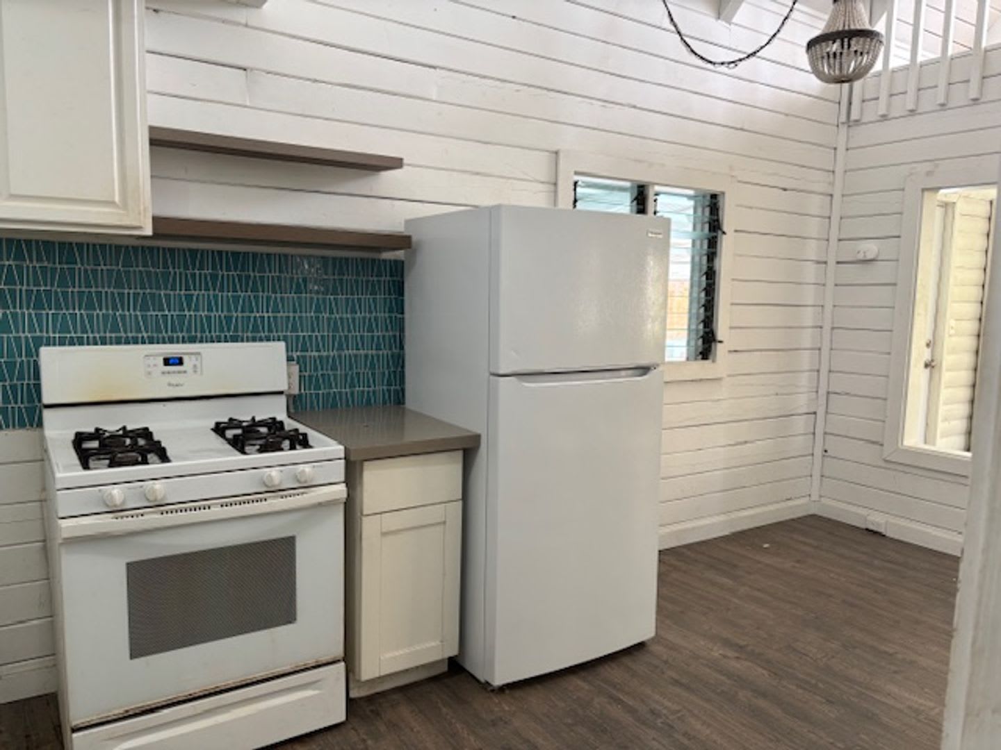 2 Bedroom / 1 Bath with loft and Ocean Views in Downtown Kona! – photo 1 of 11
