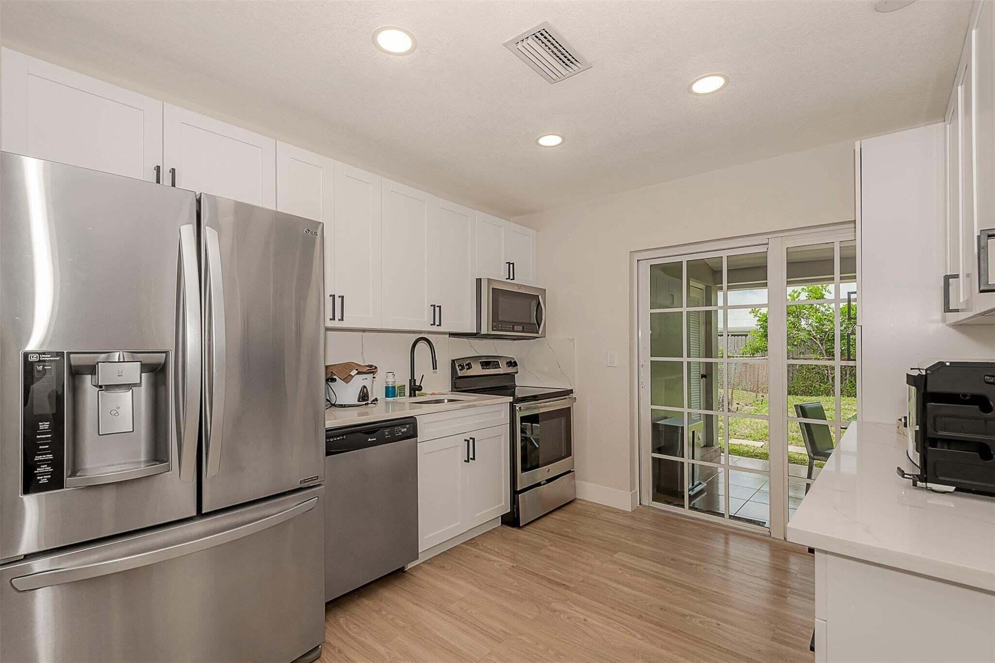 1449 SE 4TH Avenue – photo 1