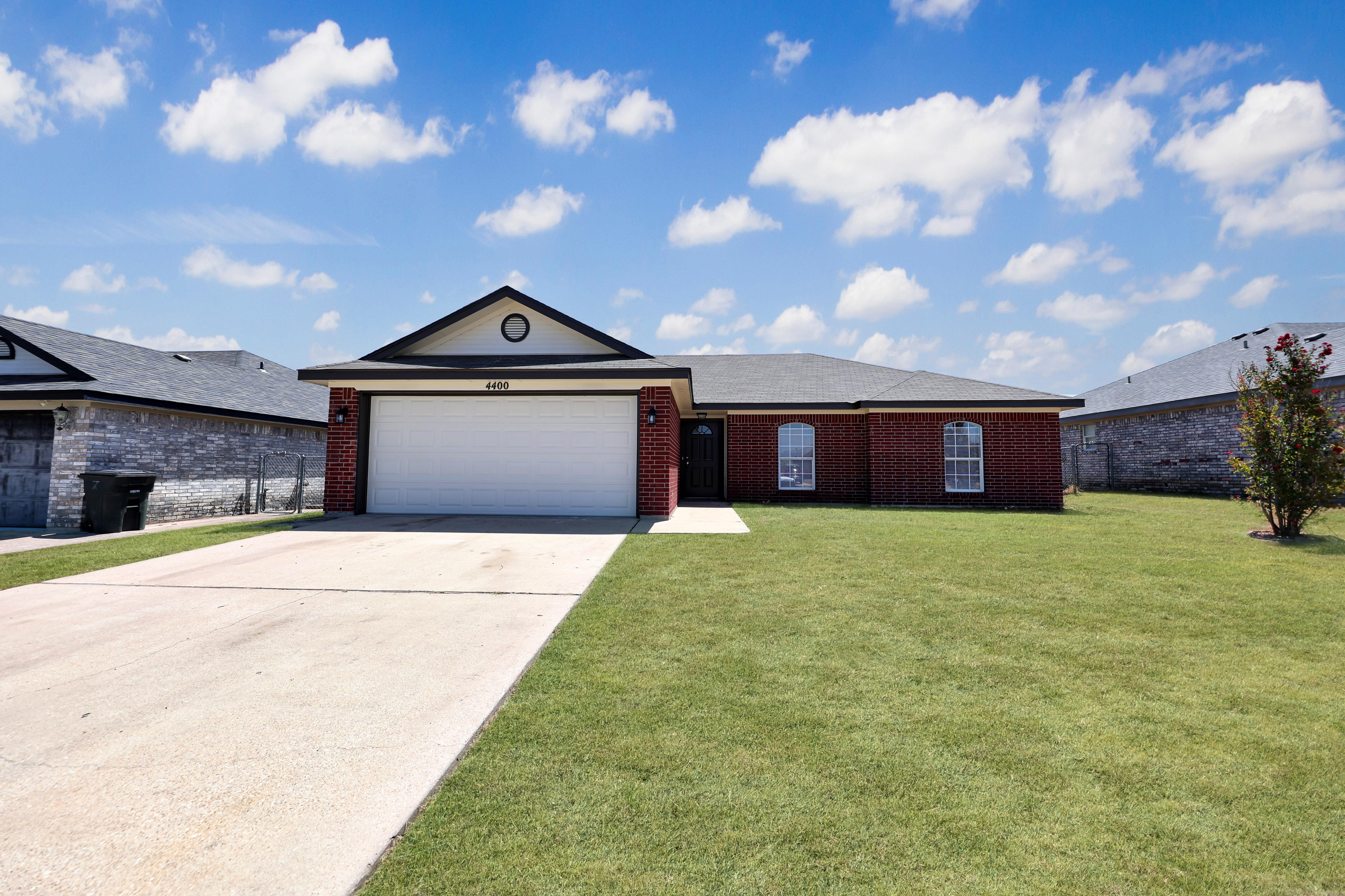 4400 Wade Dr – photo 1