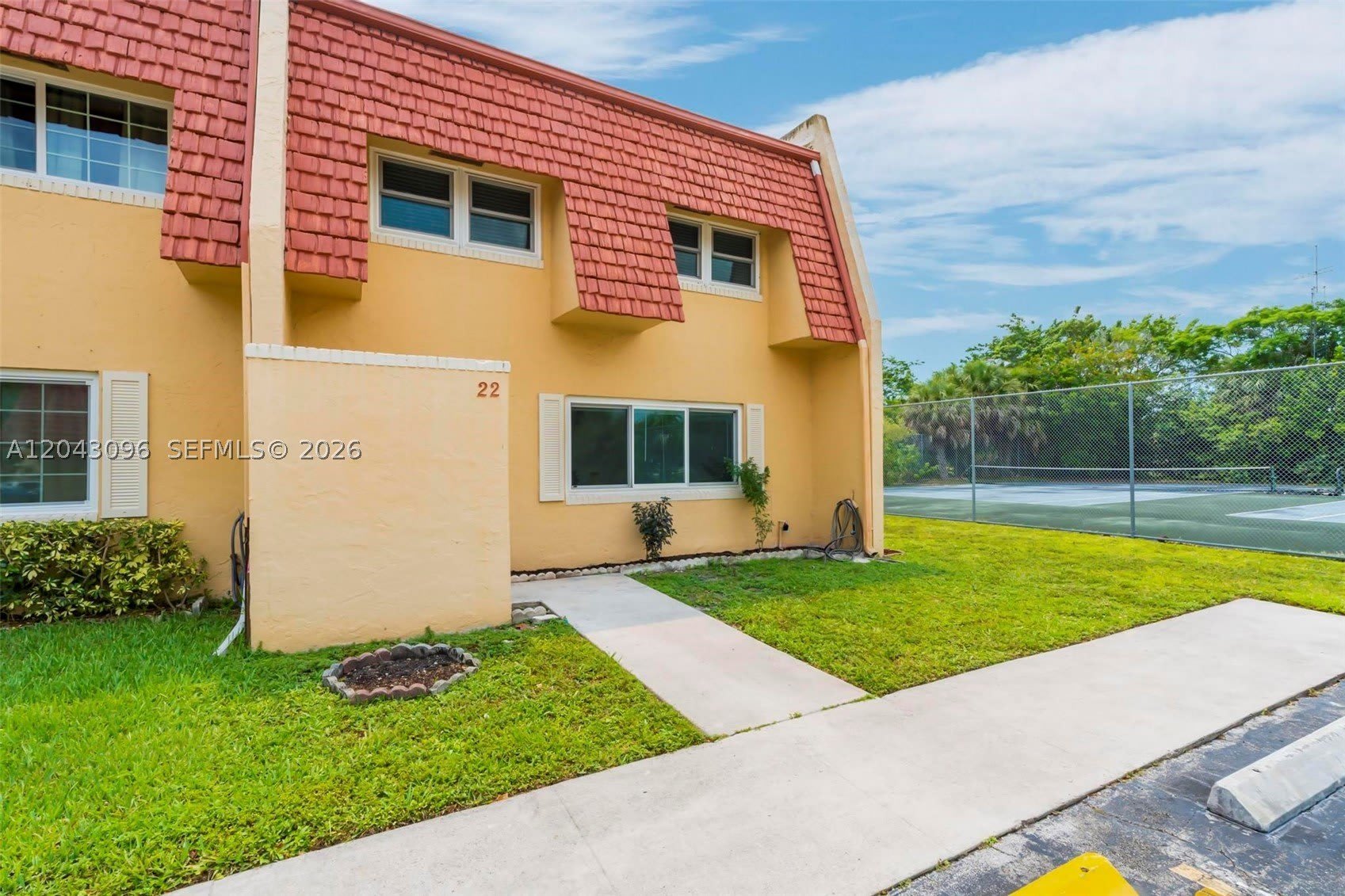 22 Canterbury Ln – photo 1 of 41