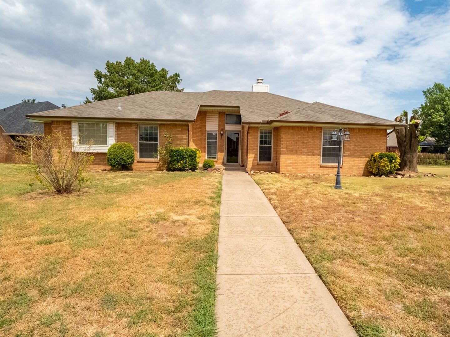 4bed/2.5bath Corner Lot Rental Available in Norman! – photo 1