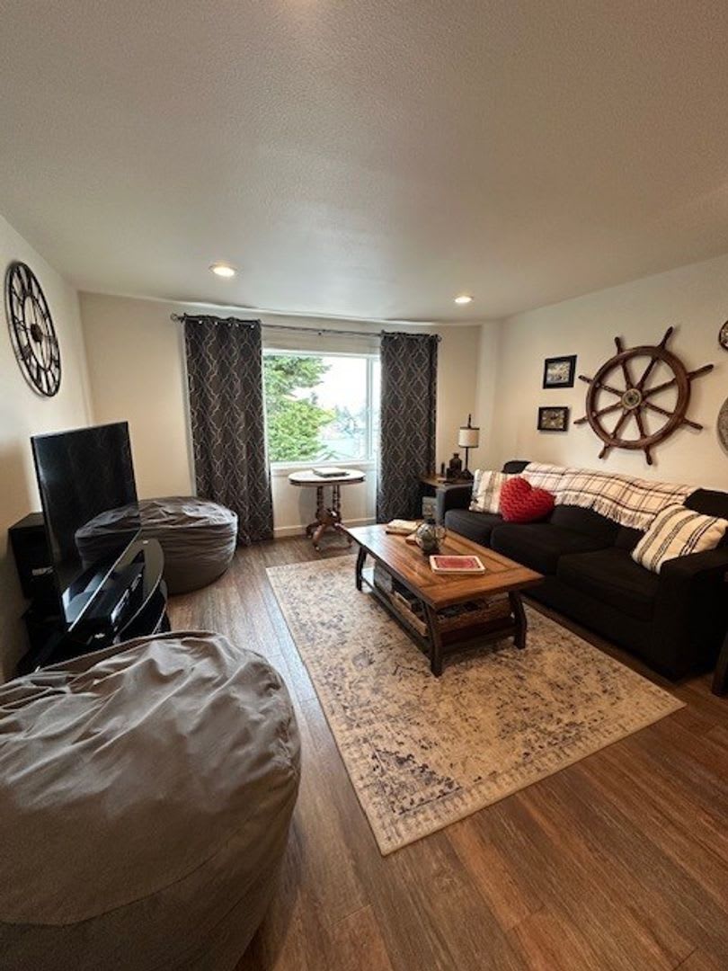 553 Chetco Ave 2 – photo 1 of 11