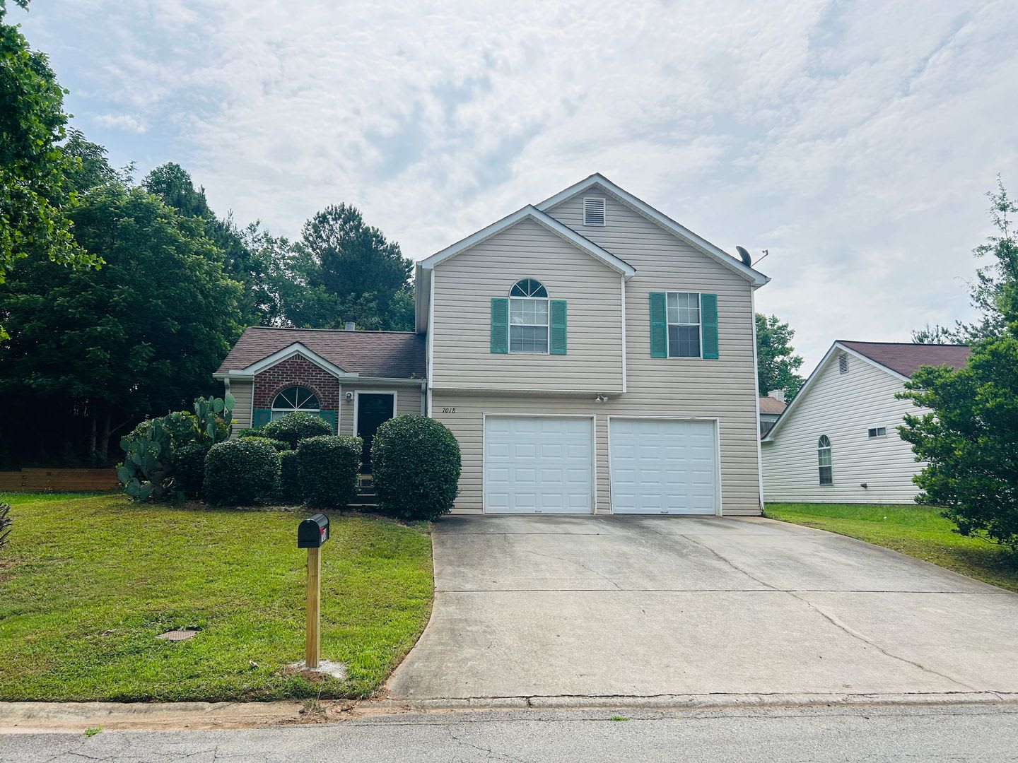 Great location, newly renovated 3 bedroom home in Rex! Must see! – photo 1