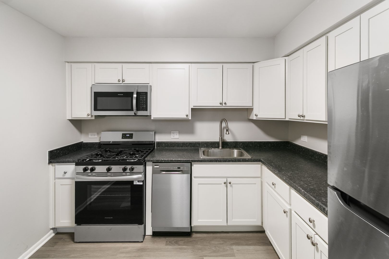 3 Bedrooms 2 Bath Apartment – photo 1 of 2