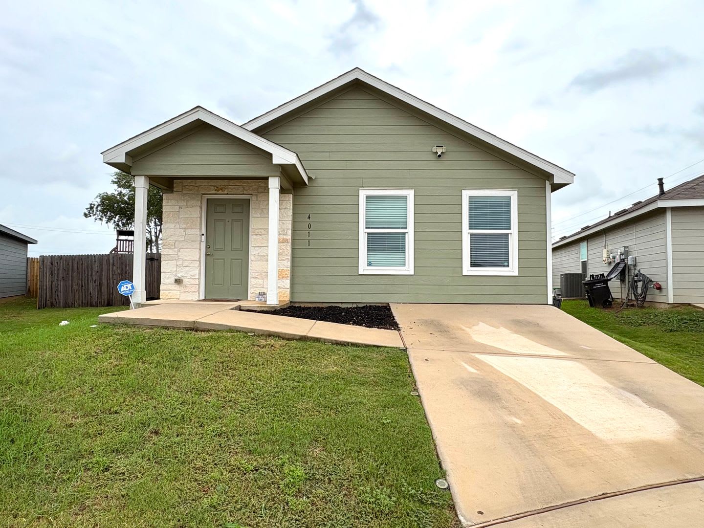 Full appliance package included: washer dryer and updated digital refrigerator! – photo 1