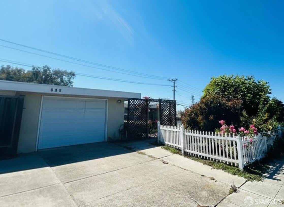 618 Lakewood Drive – photo 1 of 279