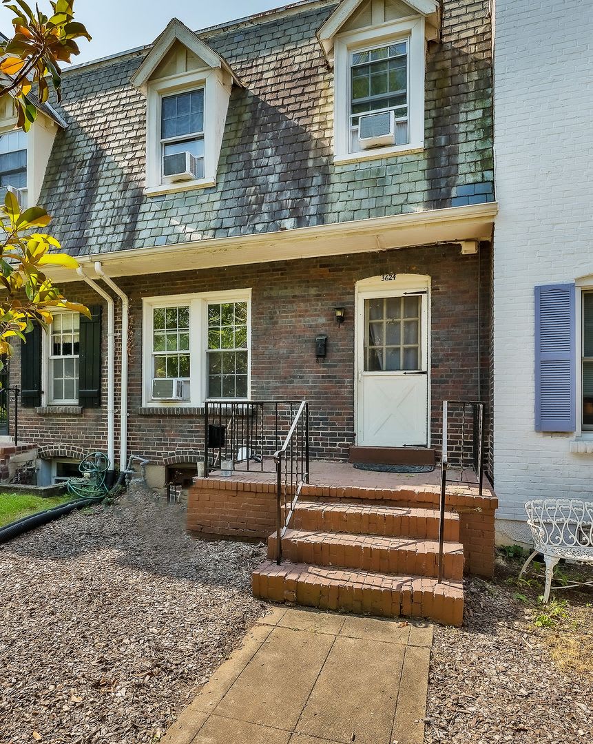 NW Rowhouse Near Georgetown University & Hospital Available Now – photo 1