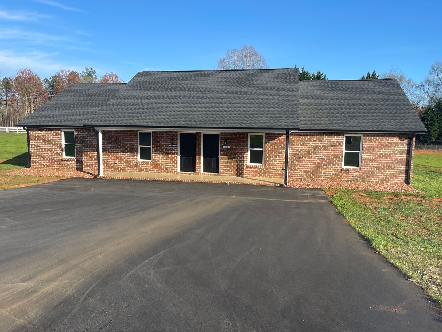 Available NOW! 2BD 1 BA Duplex in Super Convenient Location – photo 1 of 10