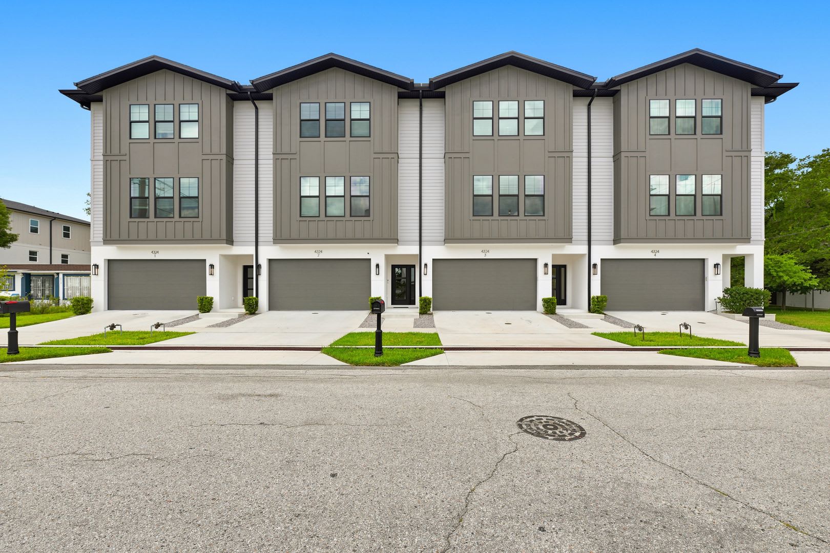 GORGEOUS Like NEW 4/3.5 CUSTOM TOWNHOME – photo 1