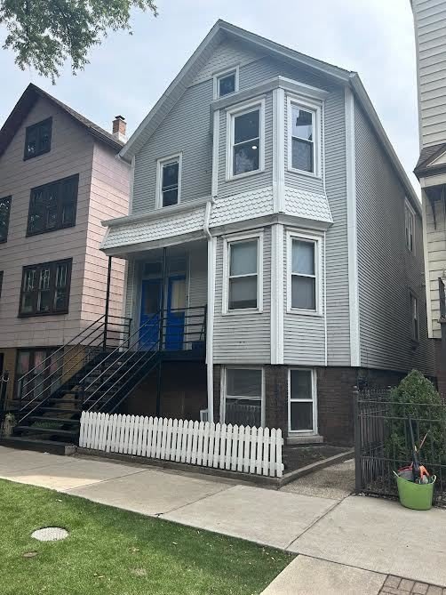 2839 N Southport Avenue – photo 1